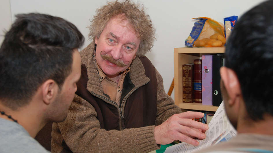 Heinz Gramel berät zwei Flüchtlinge Heinz Gramel berät zwei Flüchtlinge