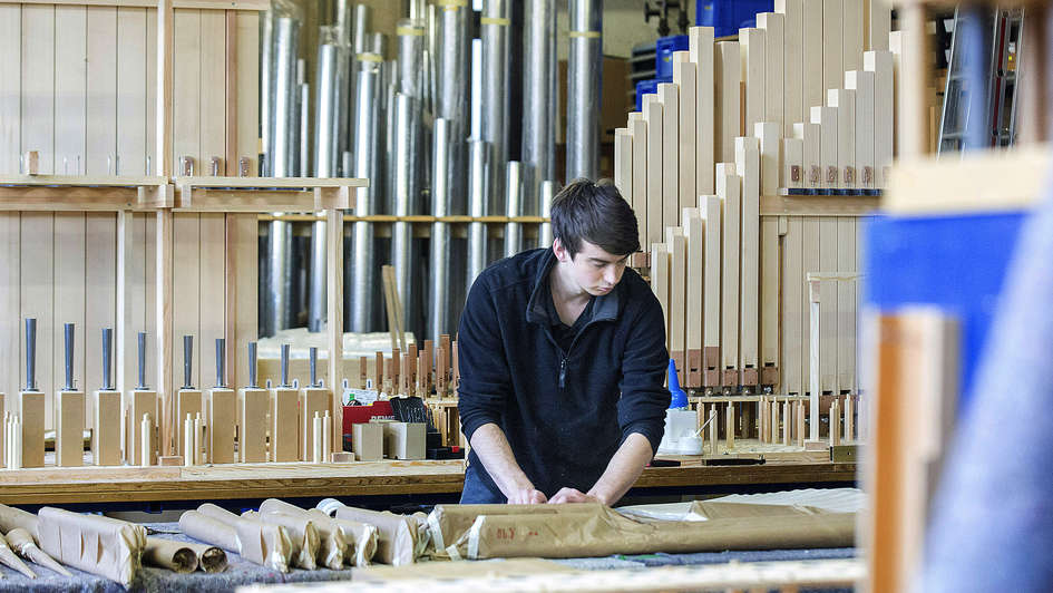 Orgelbauer verpackt eine neue Orgel Orgelbauer verpackt eine neue Orgel