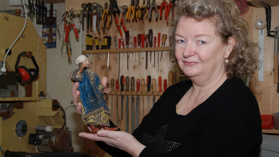 Annette Krauss mit einer Figur aus der 'Schachinger Krippe'