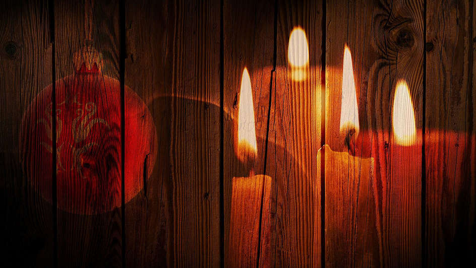 Advent, Symbolbild mit Kugel und Kerzen