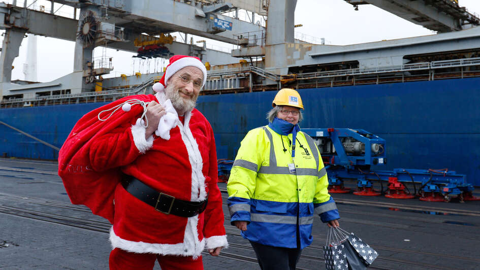 Weihnachtsmann Peter Lindemann mit Seemannspastorin Jutta Bartling am Bremer Hafen Weihnachtsmann Peter Lindemann mit Seemannspastorin Jutta Bartling am Bremer Hafen