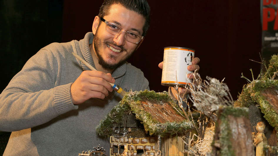Der Syrer Fadi Bardaqji mit einer selbstgebauten Weihnachtskrippe