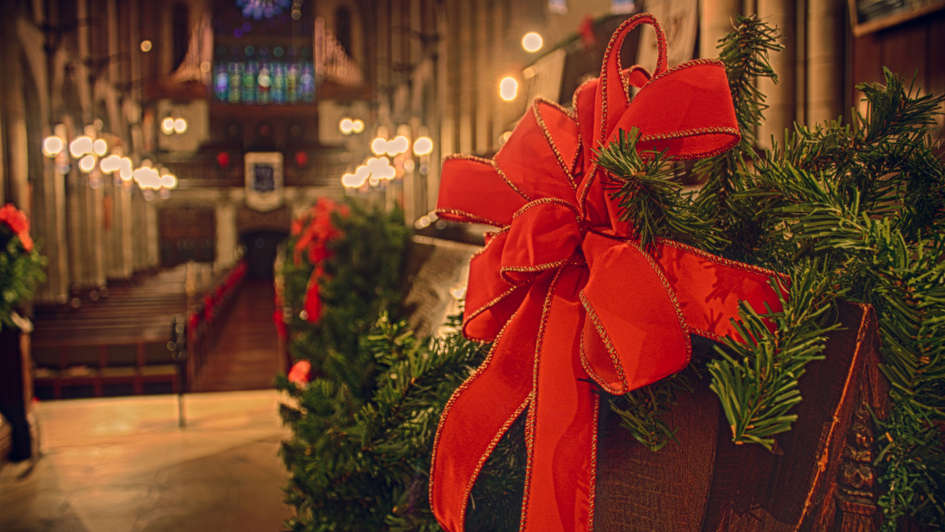 Weihnachtlich geschmückte Kirche von innen Weihnachtlich geschmückte Kirche von innen