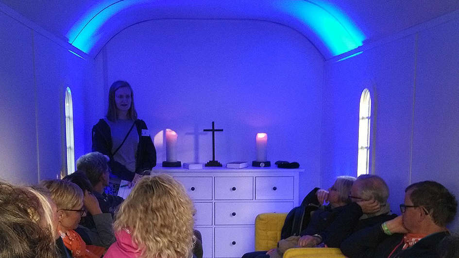 Julia Schönbeck mit Besuchern im Kirchenmobil