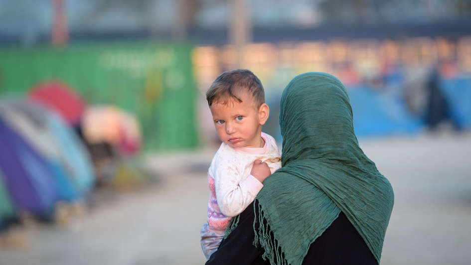 Flüchtlingsfrau mit Kind auf dem Arm