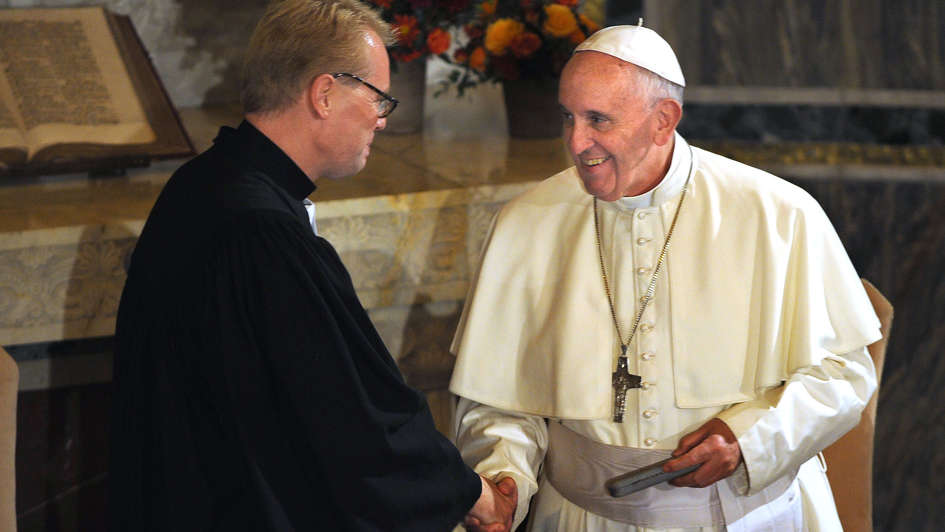 Jens-Martin Kruse und Papst Franziskus geben sich die Hand