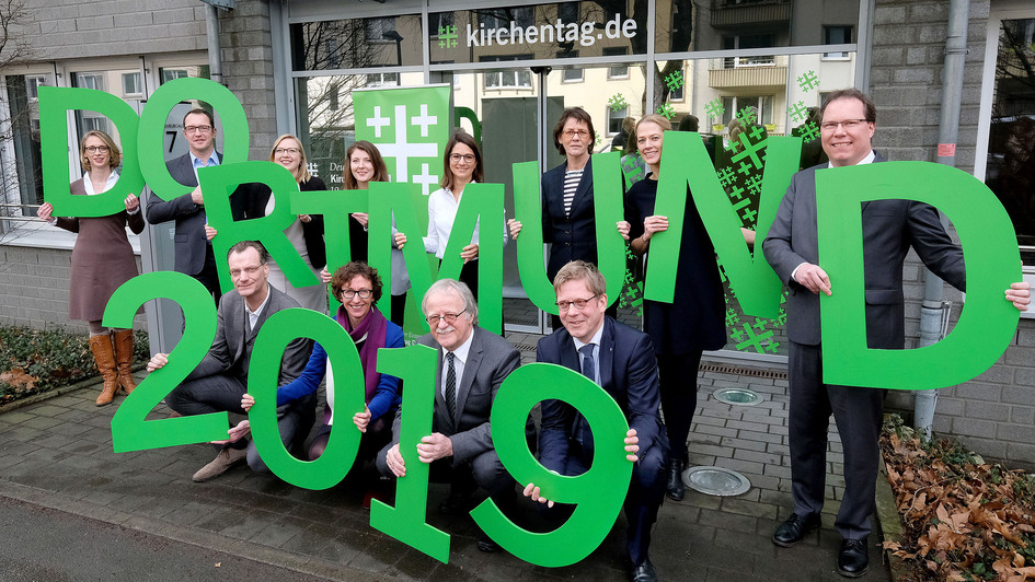 Mitarbeiter vor der neuen Kirchentags-Geschäftsstelle in Dortmund
