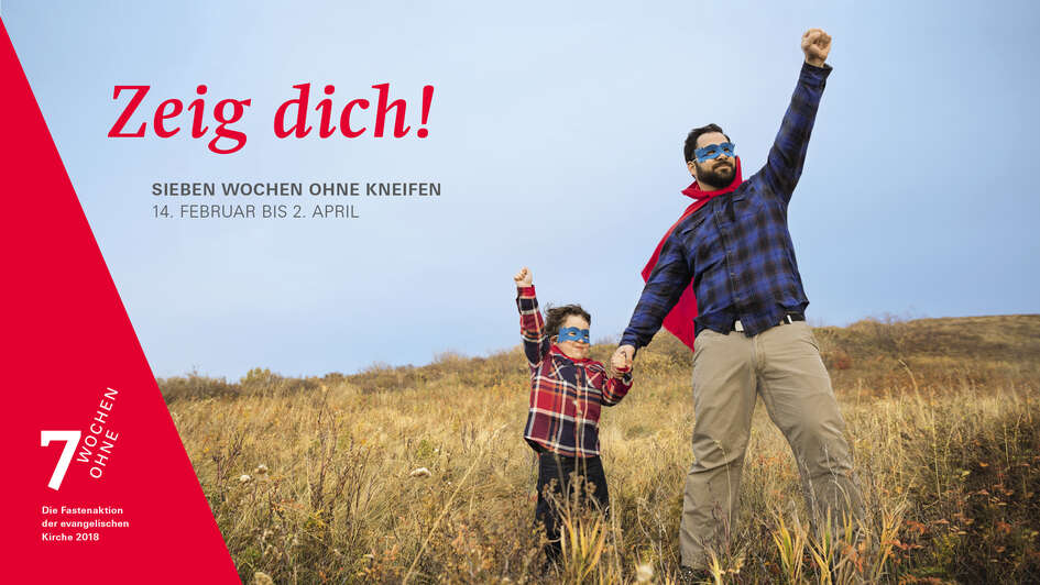 Aktionsmotiv '7 Wochen Ohne' 2018: Vater und Sohn stürmen mit rotem Umhang und Augenmasken durch eine Wiese Aktionsmotiv '7 Wochen Ohne' 2018: Vater und Sohn stürmen mit rotem Umhang und Augenmasken durch eine Wiese