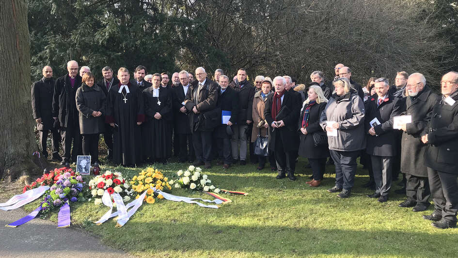 Gedenkfeier für Juliusz Bursche auf dem Friedhof Berlin-Reinickendorf Gedenkfeier für Juliusz Bursche auf dem Friedhof Berlin-Reinickendorf