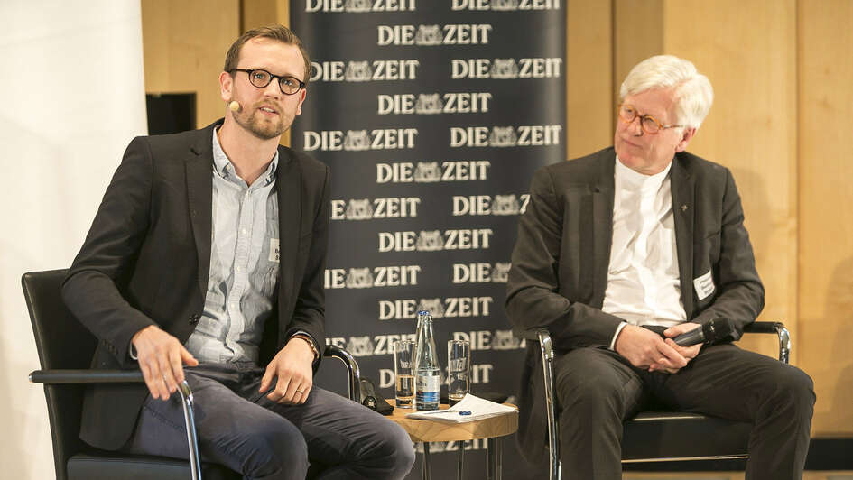 Jonas und Heinrich Bedford-Strohm auf dem Podium einer Konferenz in Hamburg Jonas und Heinrich Bedford-Strohm auf dem Podium einer Konferenz in Hamburg