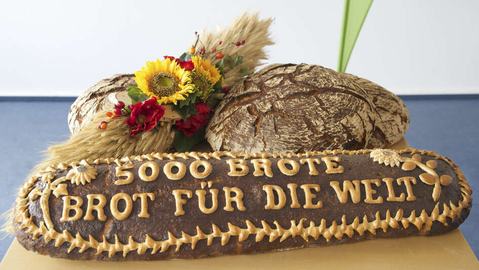 Brot mit dem Schriftzug „5000 Brote Brot für die Welt“ Brot mit dem Schriftzug „5000 Brote Brot für die Welt“