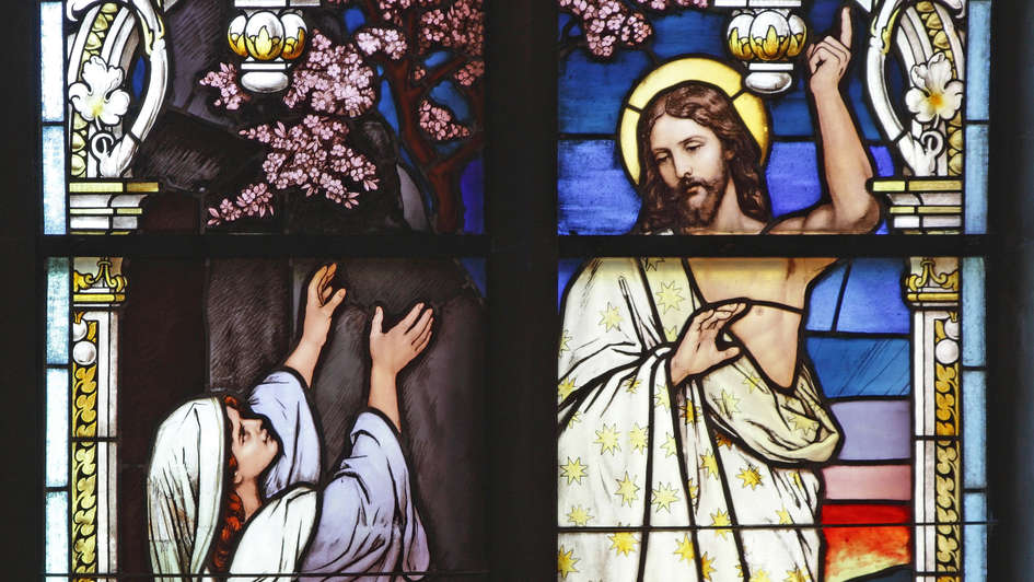 Kirchenfenster: Maria Magdalena begegnet dem auferstandenem Jesus