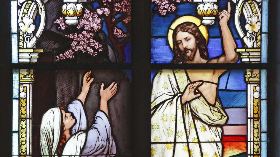 Kirchenfenster: Maria Magdalena begegnet dem auferstandenem Jesus Kirchenfenster: Maria Magdalena begegnet dem auferstandenem Jesus