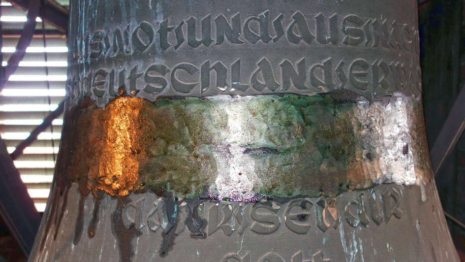 Beschädigte 'Nazi-Glocke' in Nienburg Schweringen