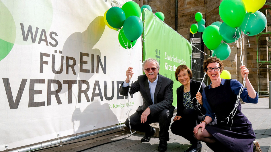 Hans Leyendecker, Annette Kurschus und Julia Helmke präsentieren Kirchentags-Kampagne Hans Leyendecker, Annette Kurschus und Julia Helmke präsentieren Kirchentags-Kampagne