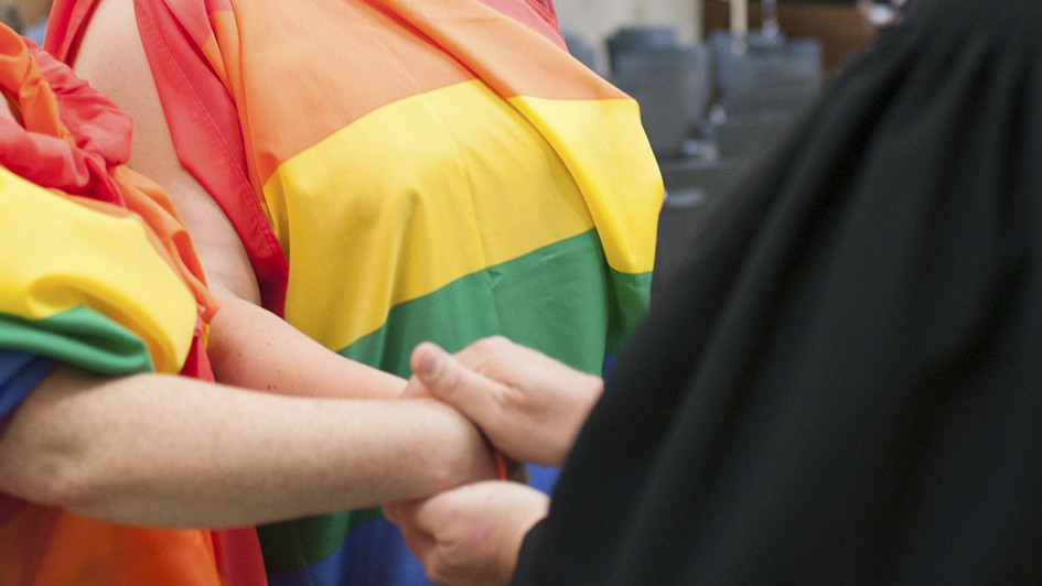 Pfarrerin segnet homosexuelles Paar Pfarrerin segnet homosexuelles Paar