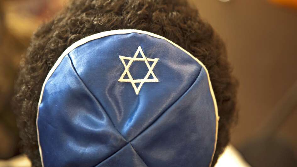 Mann trägt Kippa Mann trägt Kippa