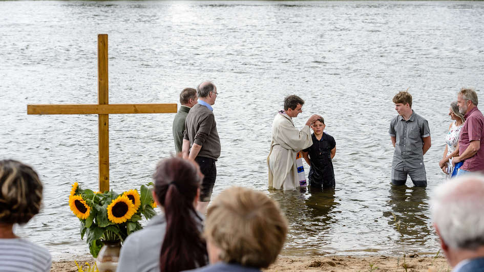 Taufe eines Jugendlichen in der Elbe bei Dessau