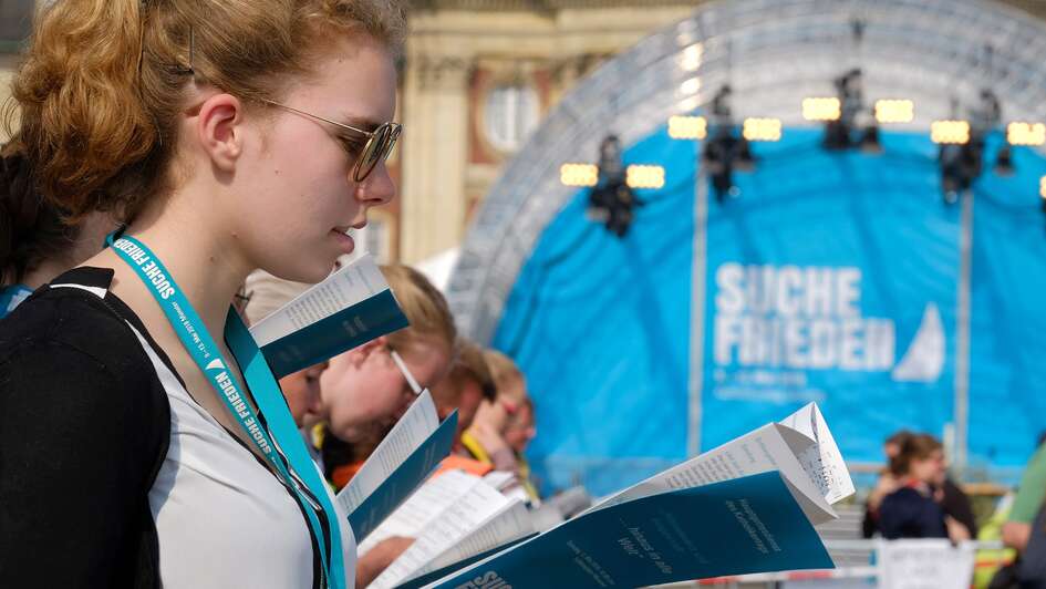 Gottesdienstteilnehmerin beim 101. Katholikentag in Münster Gottesdienstteilnehmerin beim 101. Katholikentag in Münster