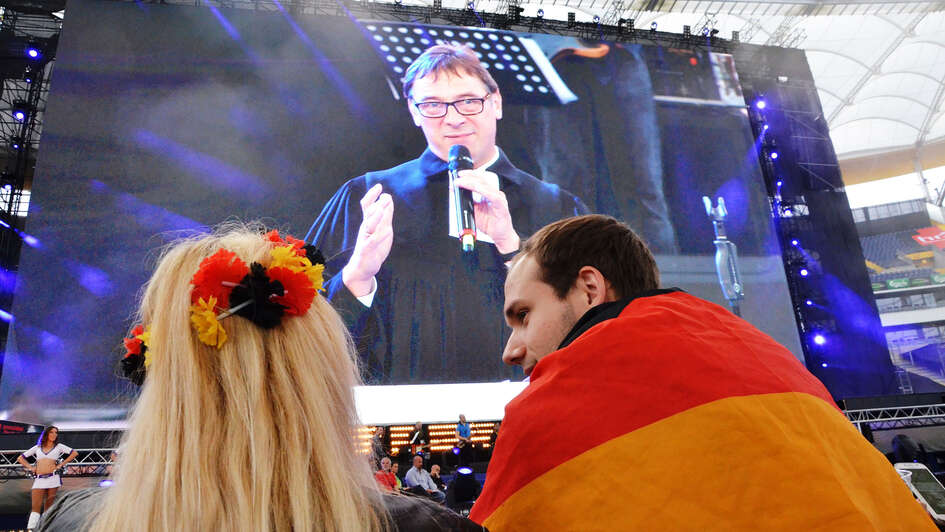 Stadiongottesdienst mit Kirchenpräsident Volker Jung 2016 in Frankfurt Stadiongottesdienst mit Kirchenpräsident Volker Jung 2016 in Frankfurt