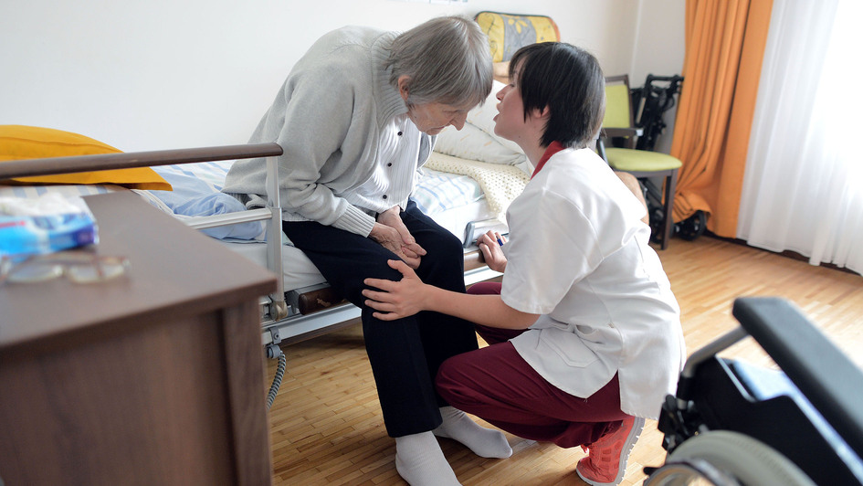 Pflegerin und Patientin im Pflegeheim 'Haus Saalburg' in Frankfurt Pflegerin und Patientin im Pflegeheim 'Haus Saalburg' in Frankfurt