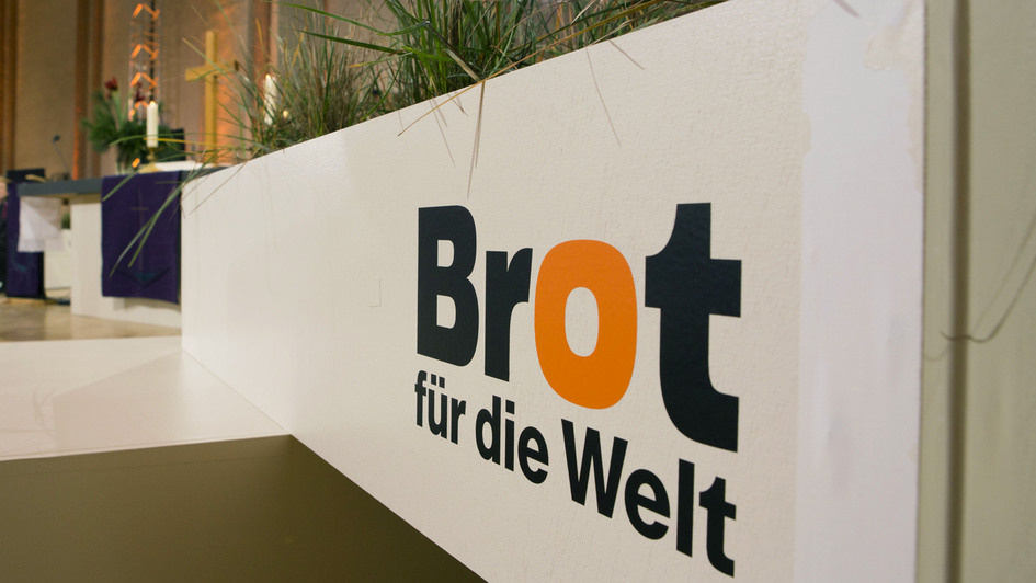 Кашпо для цветов с надписью «Brot für die Welt»