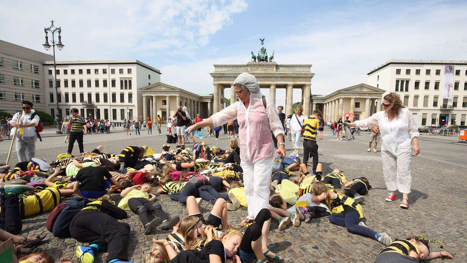 Schüergruppe, verkleidet als Bienen, protestiert gegen das Bienensterben Schüergruppe, verkleidet als Bienen, protestiert gegen das Bienensterben