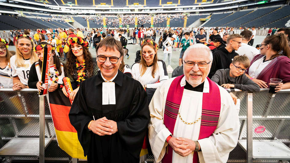 Kirchenpräsident Volker Jung und Prälat Michael Metzler beim Stadiongottesdienst in Frankfurt
