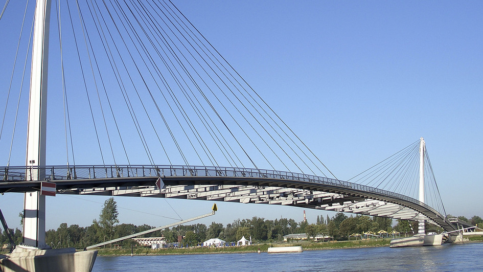 Die Fußgängerbrücke „Passerelle des deux Rives“ verbindet Kehl und Straßburg Die Fußgängerbrücke „Passerelle des deux Rives“ verbindet Kehl und Straßburg
