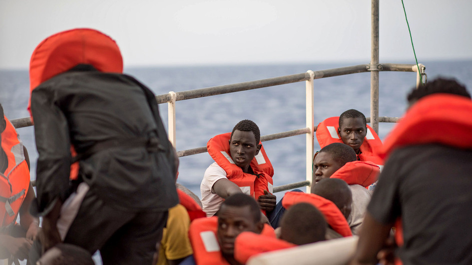 Flüchtlinge auf dem Mittelmeer von einem Rettungsschiff gerettet Flüchtlinge auf dem Mittelmeer von einem Rettungsschiff gerettet