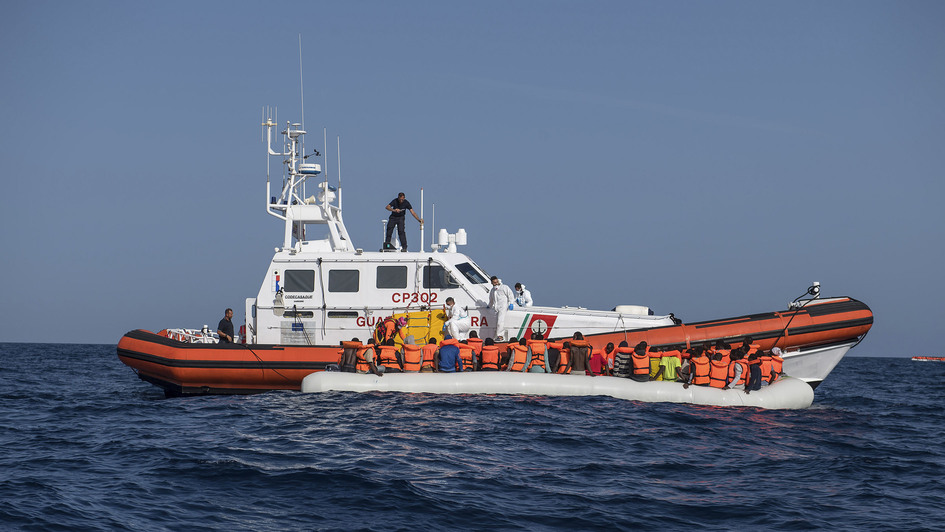 Symbolbild - Rettungsschiff rettet Flüchtlinge im Mittelmeer