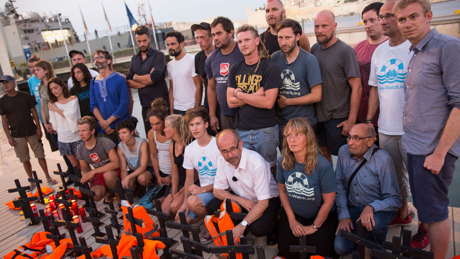 Präses Manfred Rekowski bei einer Gedenkfeier mit Seenotrettern im Hafen von Valletta