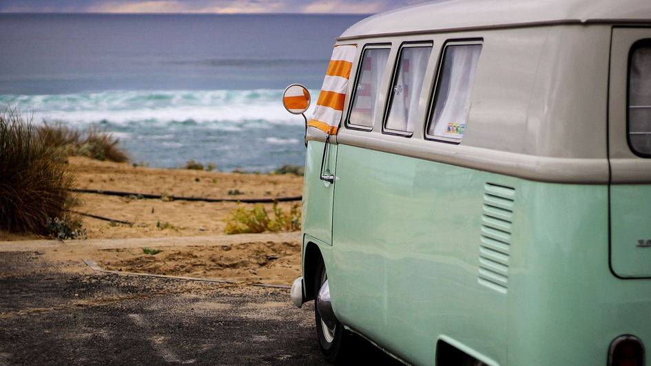 VW-Bus am Meer, Symbolbild VW-Bus am Meer, Symbolbild