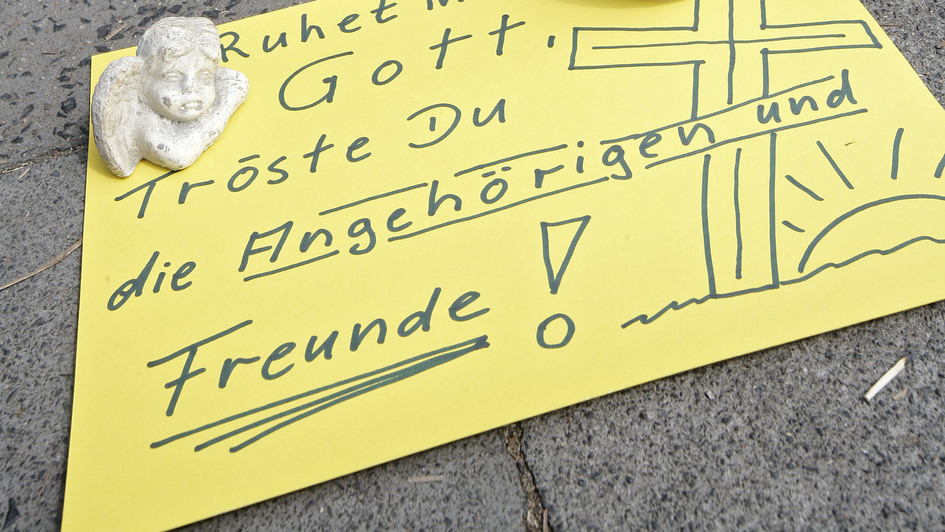 Trauerplakat nach der Massenpanik bei der Love-Parade: „Ruhet in Frieden... Gott, tröste Du die Angehörigen und Freude!“ Trauerplakat nach der Massenpanik bei der Love-Parade: „Ruhet in Frieden... Gott, tröste Du die Angehörigen und Freude!“
