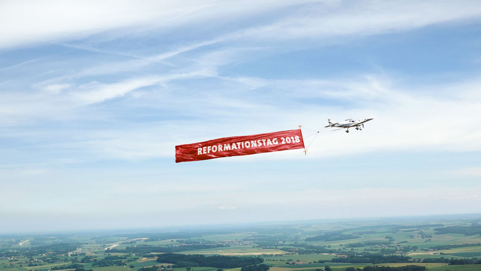 Flugzeug mit Banner „Reformation 2018“ Flugzeug mit Banner „Reformation 2018“