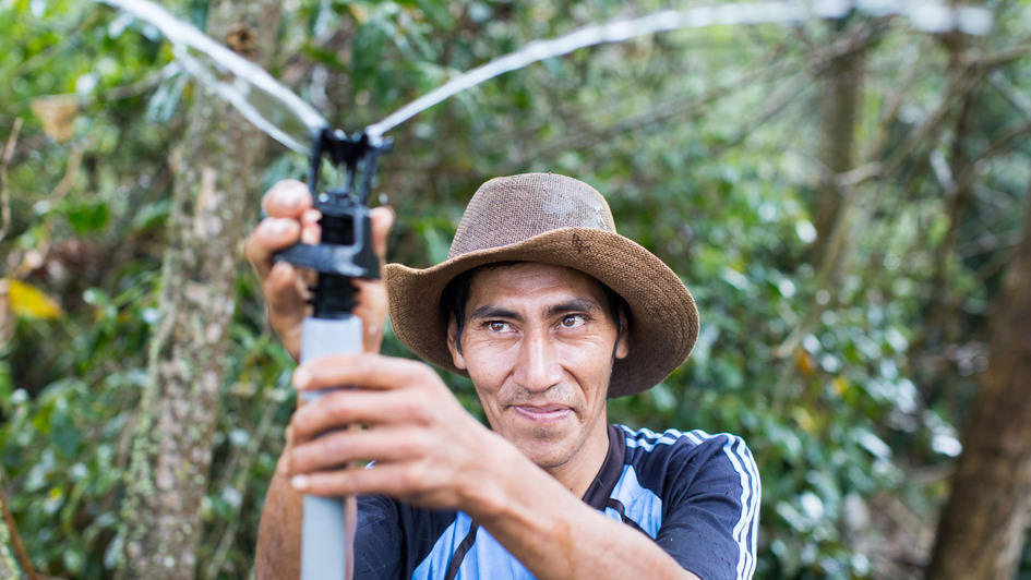 José Barrios hält einen Sprinkler José Barrios hält einen Sprinkler