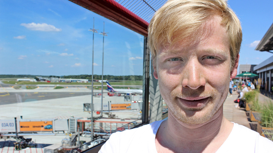 Felix Wieneke am Hamburger Flughafen Felix Wieneke am Hamburger Flughafen