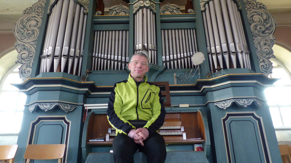 Kantor Martin Schulze an einer Orgel Kantor Martin Schulze an einer Orgel