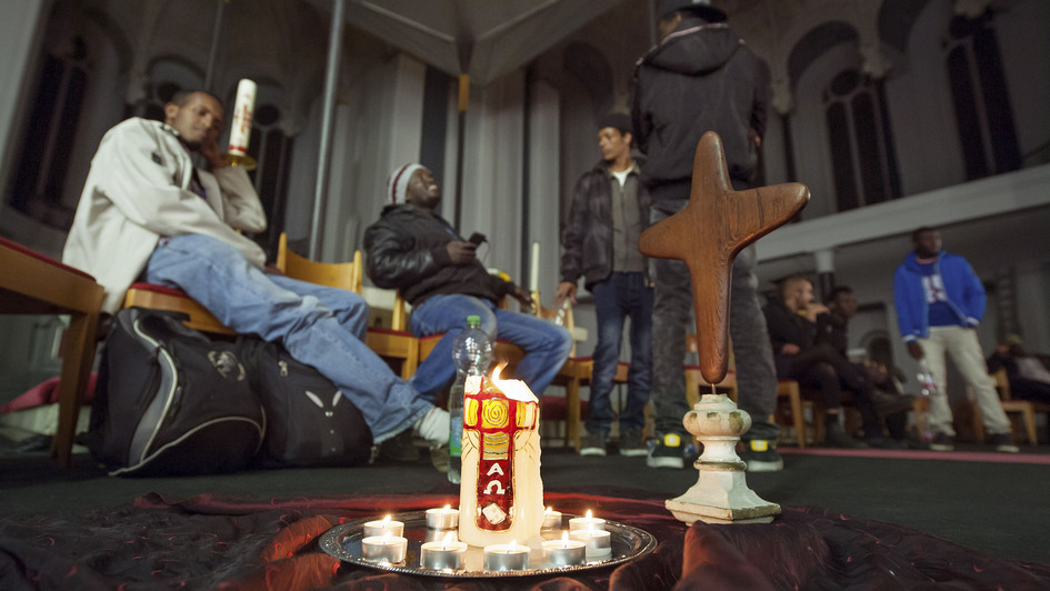 Flüchtlinge demonstrieren in einer Berliner Kirche für ihr Bleiberecht