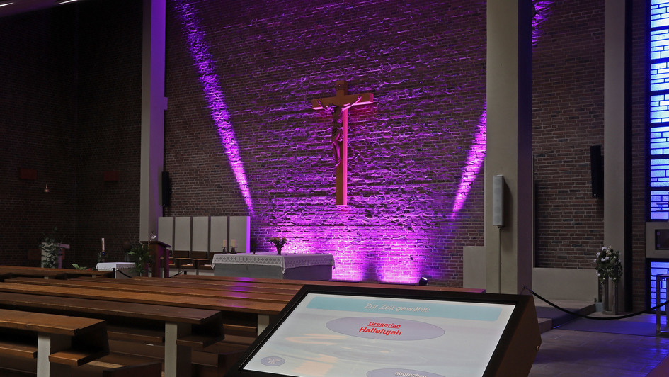 Altarraum einer Kirche violett angeleuchtet