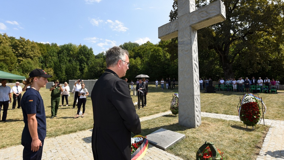 Militärbischof Sigurd Rink steht an der deutschen Kriegsgräberstätte Apscheronsk Militärbischof Sigurd Rink steht an der deutschen Kriegsgräberstätte Apscheronsk