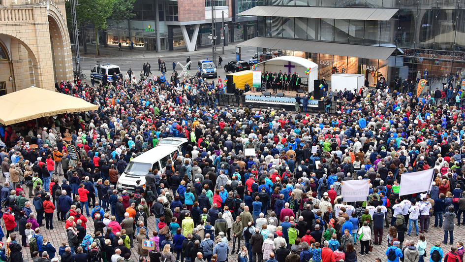 Menschen demonstrieren auf dem Neumarkt in Chemnitz gegen Fremdenhass
