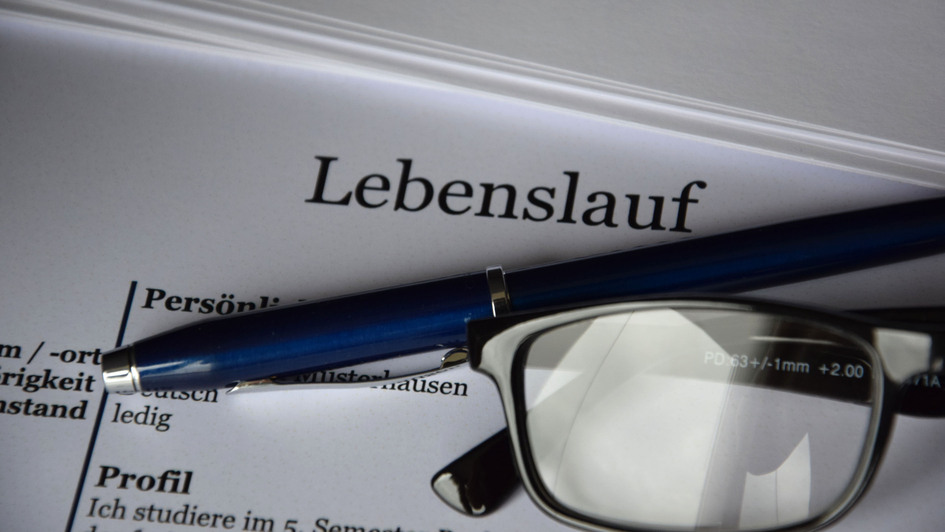 Brille und Kugelschreiber liegen auf einem Lebenslauf Brille und Kugelschreiber liegen auf einem Lebenslauf