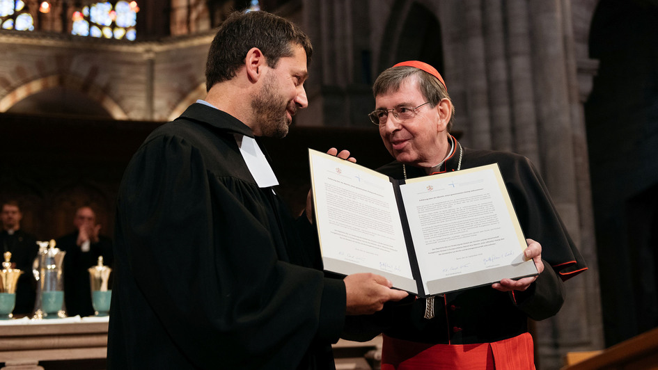 Kirchenpräsident Gottfried Locher und Kardinal Kurt Koch mit der unterzeichneten Erklärung im Basler Münster