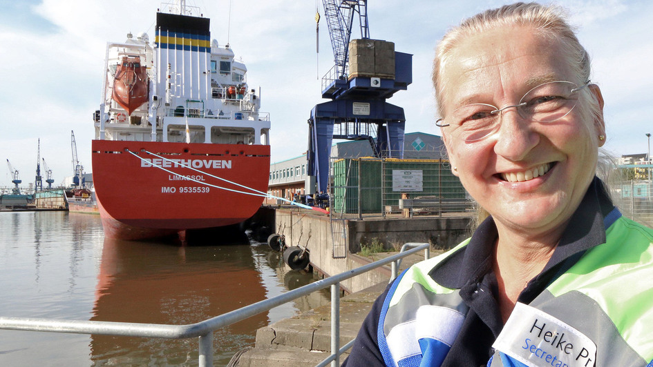 Heike Proske, Generalsekretärin der Deutschen Seemannsmission, im Hafen von Bremerhaven vor Schiffskulisse