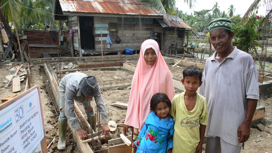 Wiederaufbau von einem Haus auf Indonesien nach dem Tsumani 2004 Wiederaufbau von einem Haus auf Indonesien nach dem Tsumani 2004