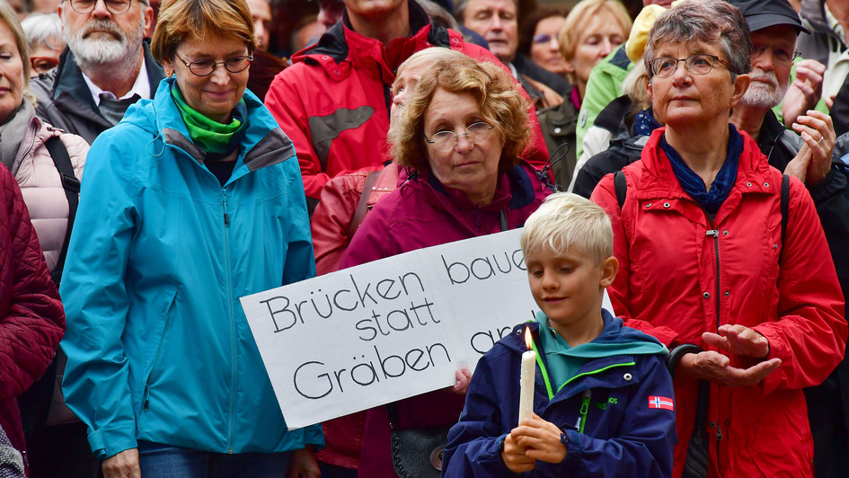 Menschen bei einer Kundgebung auf dem Chemnitzer Neumarkt, September 2018 Menschen bei einer Kundgebung auf dem Chemnitzer Neumarkt, September 2018