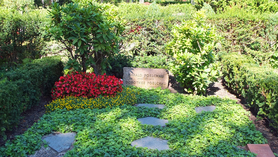 Grabstätte von Harald und Dorothee Poelchau auf dem Friedhof Berlin-Zehlendorf