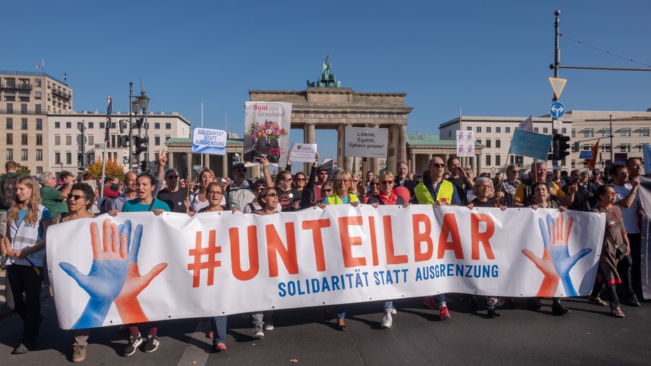 Teilnehmer der „Unteilbar“-Demonstration in Berlin