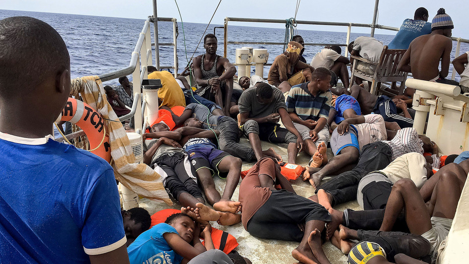 Flüchtlinge auf einem Schiff der Rettungsorganisation Sea Watch im Mittelmeer Flüchtlinge auf einem Schiff der Rettungsorganisation Sea Watch im Mittelmeer